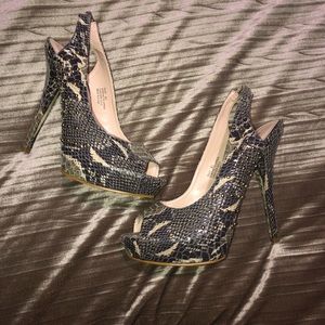 Zigi soho peep toe platform snakeskin heel 8.5